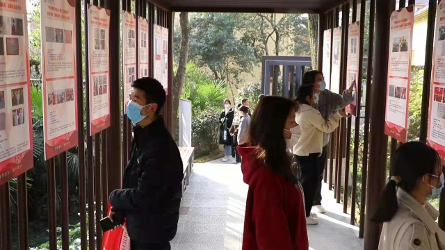 “志愿红”主题文化展吸引了众多学生前来参观 （学校供图 ）.jpg